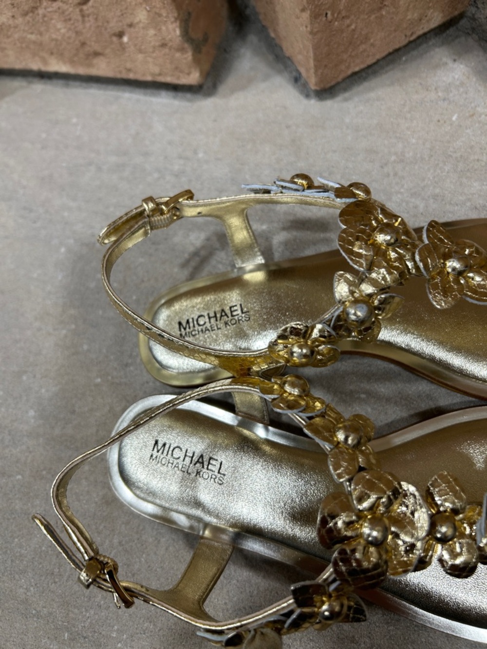 NWOT Michael Kors Sandal Gold Leather Thong Soft Gold Floral Women’s Size 5.5 - Picture 4 of 5